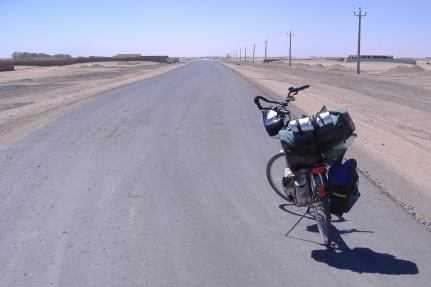 Ein einziger asphaltierter Kilometer Land-Straße bei Selim, kurz vor Dongola, Sudan