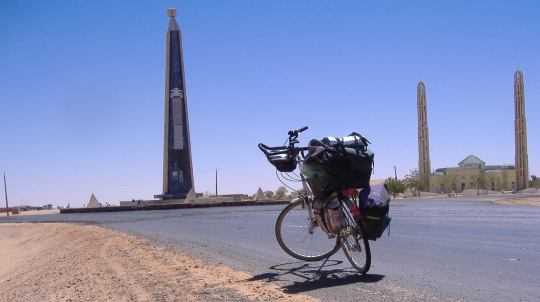 Abu Dom: Obelisk an der Junction zum Desert-Highway nach Khartum, Sudan