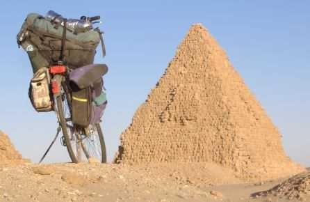 Pyramide und Fahrrad in Nuri, Sudan