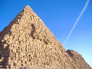 Pyramide mit Kondens-Streifen eines Flugzeugs in Nuri, Sudan