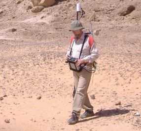 Geo-Magnetik: Physiker Thomas Goldmann analysiert ein Grabungsfeld am Jebel Barkal, Karima, Sudan