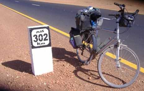 Kilometer-Stein: 302 km vor Khartum auf dem Desert-Highway im Sudan