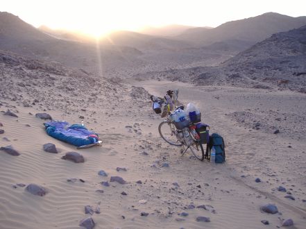 Schlafsack und Fahrrad: Nachtlager in der Sahara-Wüste, Sudan
