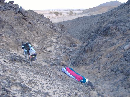 Schlafsack und Fahrrad: Nachtlager in der Sahara-Wüste, Sudan
