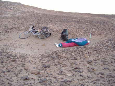 Schlafsack und Fahrrad: Nachtlager in der Sahara-Wüste, Sudan