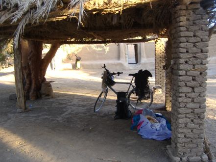 Schlafsack und Fahrrad: Nachtlager unter Strohdach am Nil, Sudan