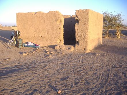 Schlafsack und Fahrrad: Nachtlager in der Sahara-Wüste, Sudan
