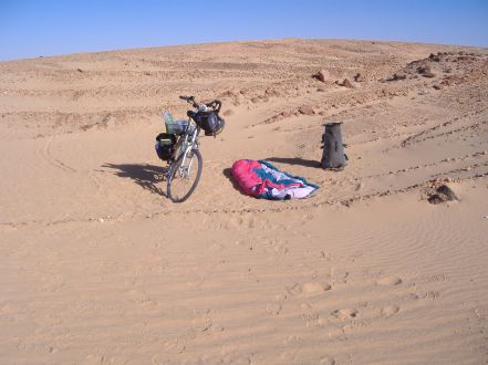 Schlafsack und Fahrrad: Nachtlager in der Sahara-Wüste, Sudan