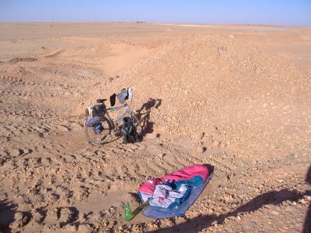 Schlafsack und Fahrrad: Nachtlager in der Sahara-Wüste, Sudan