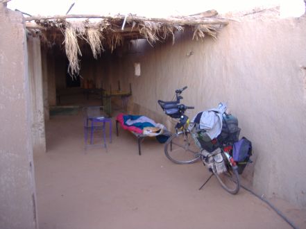 Schlafsack und Fahrrad: Nachtlager in der Sahara-Wüste, Sudan