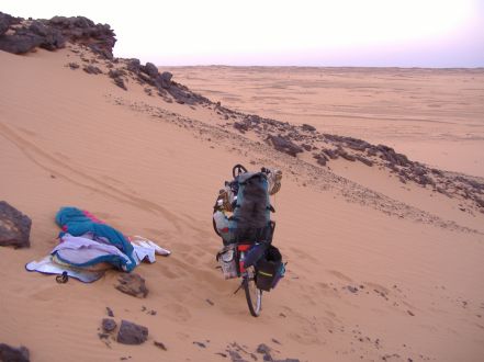 Schlafsack und Fahrrad: Nachtlager in der Sahara-Wüste, Sudan