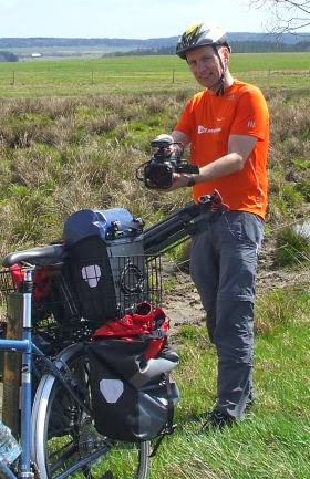 Christoph Gocke: VJ 22 in Böhmen mit Stativ im Fahrradkorb (Foto: Günter Gschwindler)