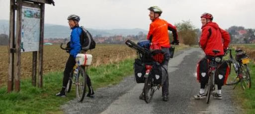 Max, Chris und Günter an einer Hinweistafel (Foto: Radka Zakova)