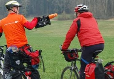 VJ-Interview bei laufenden Fahrrädern: Chris interviewt Günter (Foto: Radka Zakova)