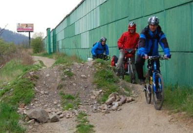 Hürden-Radweg neben der Autobahn (Foto: Radka Zakova)