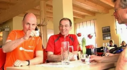 Christoph, Günter und Max mit Bockl-Dampf-Obstler in der Raststation Floss am Bockl-Radweg, Oberpfalz