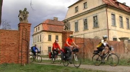 Radka fährt voran aus dem Hof von Schloss in Křimice (Krimitz)