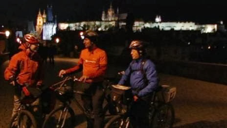 Kurz vor Mitternacht Ziel erreicht: Günter, Chris und Max auf der Karlsbrücke vor dem Hradschin in Prag