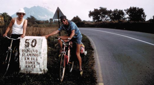 Christoph Gocke und Georg Menke am Kilometer-Stein 50 vor Rom