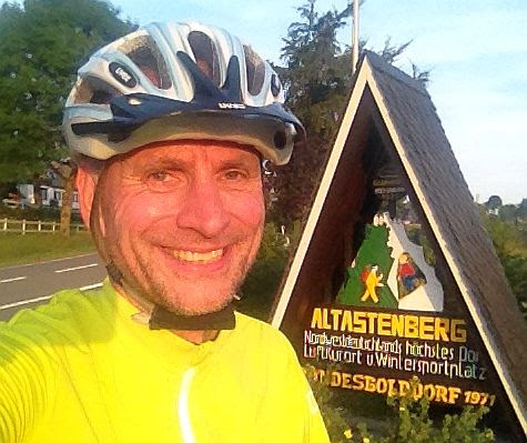 Chris on the Bike am Ortsschild von Altastenberg