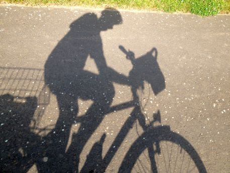 Chris on the Bike: Schatten auf dem Radweg am Nachmittag