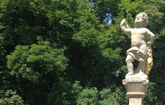 Barocke Figur vor Schloss Weikersheim