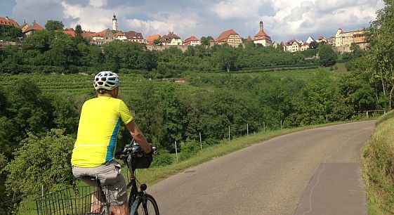 Chris on the Bike vor Rothenburg ob der Tauber