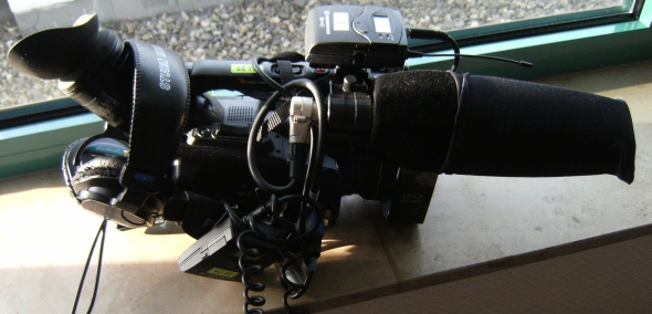 VJ-Kamera Panasonic DVX-100 mit drei Mikrofonen und einem Kopfhörer