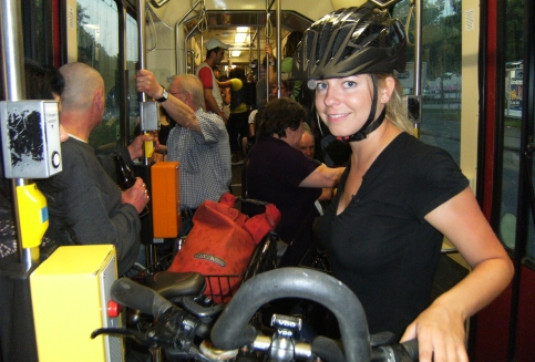 Sara in der Straßenbahn, Duisburg