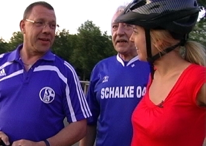 Sara Bildau mit den Schalke-Fans Alf Neumann und Werner Spannemann an der Glückauf-Kampfbahn