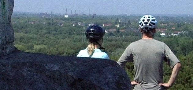 Sara Bildau und Christoph Gocke auf der Halde Rheinelbe: Blick aufs nördliche Ruhrgebiet