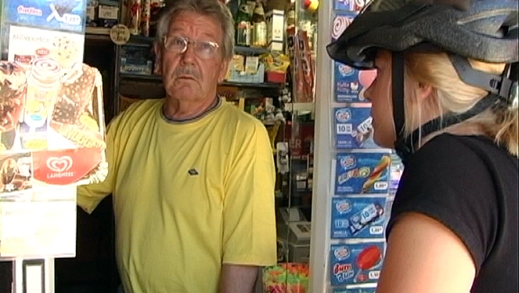 Sara Bildau an der Trinkhalle von Willi Göken in Essen-Altendorf