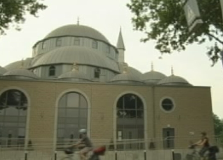 Christoph Gocke und Sara Bildau radeln an der Moschee in Duisburg-Marxloh entlang