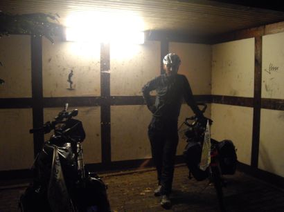 Refugium Bushaltestelle: Sturzregen in der Sauerland-Nacht; Foto: Gudrun Klessinger