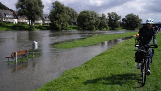 Hochwasser auf dem Ruhrtal-Radweg bei Hattingen; Foto: Gudrun Klessinger