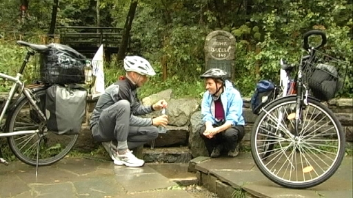 Christoph Gocke und Gudrun Klessinger mit ihren Rädern an der Ruhr-Quelle bei Winterberg-Elkeringhausen