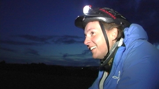 Gudrun Klessinger on the Bike in der Morgendämmerung am Ruhrtal-Radweg bei Fröndenberg-Dellwig