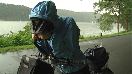 Regenfrust auf dem Ruhrtal-Radweg am Baldeneysee in Essen