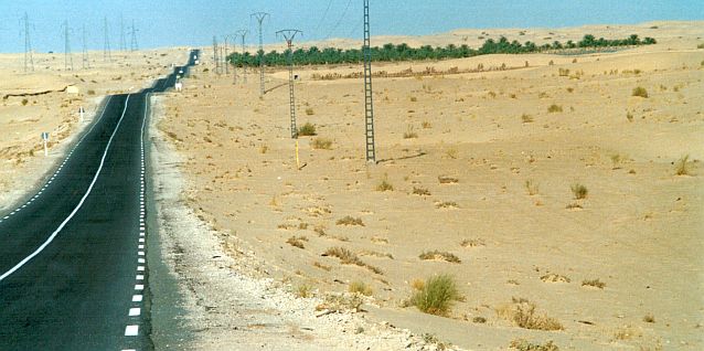 Endlos-Straße im Grand Erg Oriental, Sahara