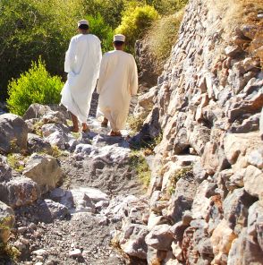 Zwei Omanis wandern auf dem Jabal Al Akhdar