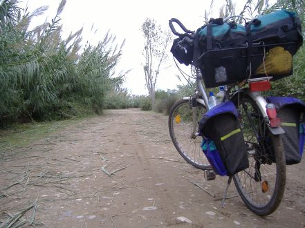 Staiger-Trekking-Herrenrad Florida CrMo oversized Aero mit Gepäck auf einer Nebenstrecke im Iran
