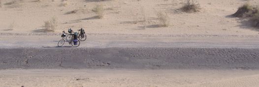 Die beiden Räder in der Karakum-Wüste, Turkmenistan