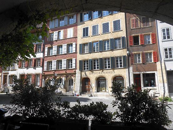 Biel/Bienne: Blick von den Arkaden auf das Brockenhaus