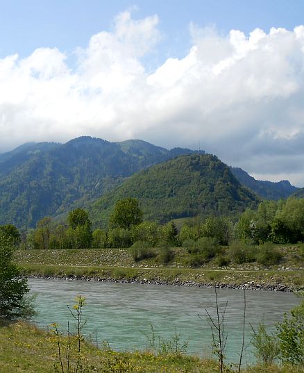 Der kanalisierte Rhein bei Feldkirch als Grenze zwischen Österreich und der Schweiz