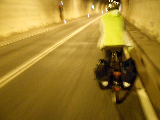 Radfahren im Tunnel am Arlbergpass, Österreich
