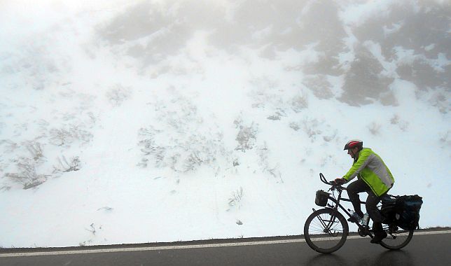 Miri on the Bike in Schnee und Nebel am Arlbergpass (1800 m)