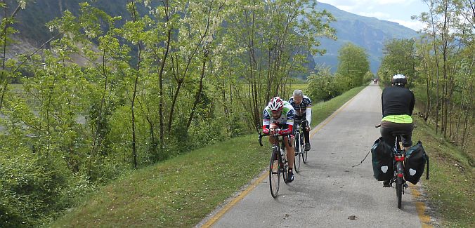 Miri und Gegenverkehr am 1. Mai auf dem Etsch-/Adige-Radweg