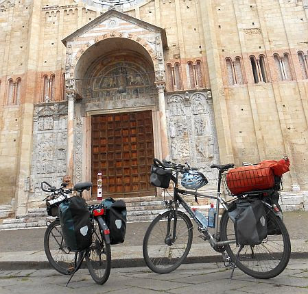 Unsere Räder vor dem Portal der Kirche San Zeno, Verona, Italien