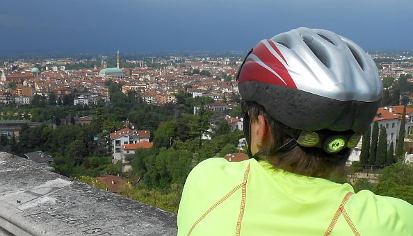 Miri blickt auf Vicenza unter Regenwolken