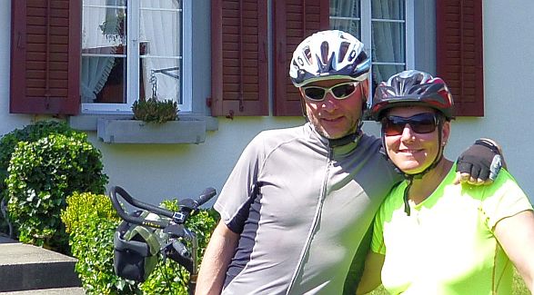 Miri und Chris on the Bike in Wettingen